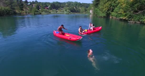 amis sautant du canot 