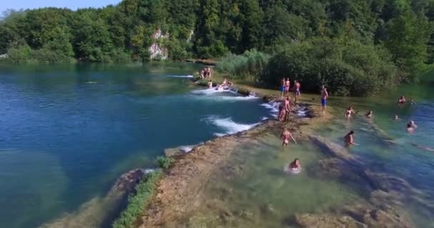 Menschen genießen sonnigen Tag am Fluss — Stockvideo