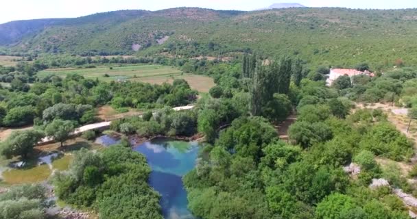 Río Krupa junto al monasterio de Krupa — Vídeos de Stock