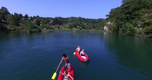 Amigos remando canoas — Vídeo de Stock