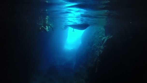 Pessoas nadando na caverna — Vídeo de Stock