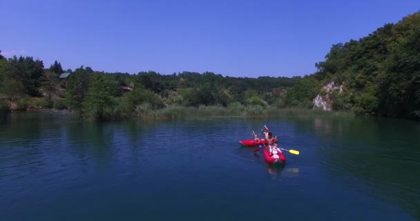 Amigos remando canoas — Vídeo de stock