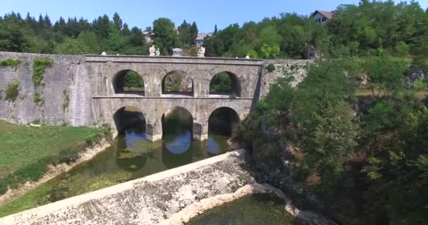 Tounj most přes řeku Tounjcica — Stock video