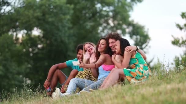 Amigos tomando selfies — Vídeo de stock