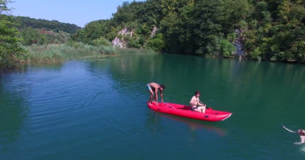 Člověk dělá backflip — Stock video