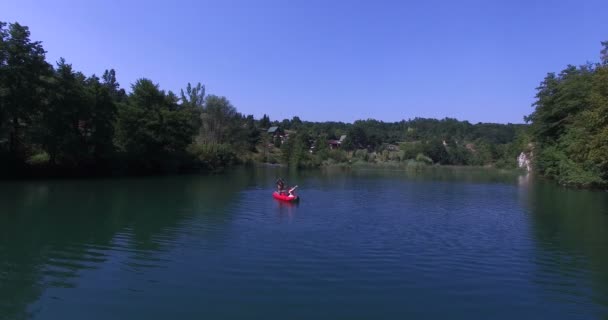 Couple pagayant canot sur la rivière — Video