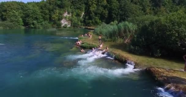 Ανθρώπους που απολαμβάνουν την ηλιόλουστη μέρα στο ποτάμι — Αρχείο Βίντεο
