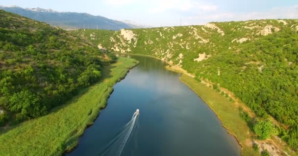 Моторная лодка на реке Зрманья — стоковое видео
