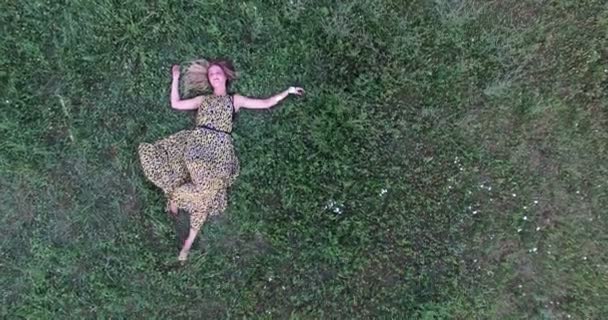 Woman lying in grass — Stock Video