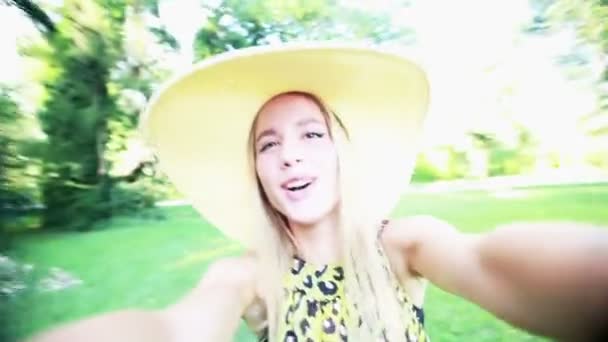 Frau macht ein Selfie — Stockvideo