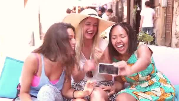 Femmes prenant des selfies — Video