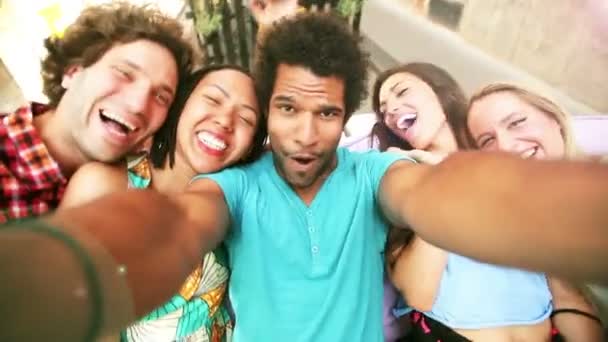 Pięciu przyjaciół przy selfie — Wideo stockowe