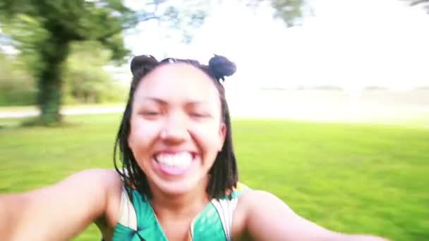Vrouw neemt een selfie — Stockvideo