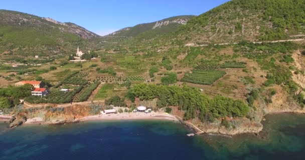 Mooie kleine baai bij Komiza — Stockvideo