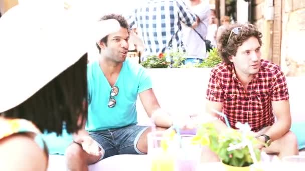 Друзі спілкуються на терасі кафе — стокове відео