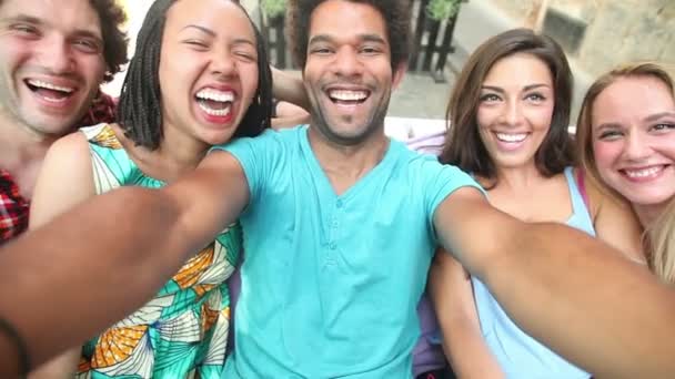 Cinque amici che si fanno selfie — Video Stock