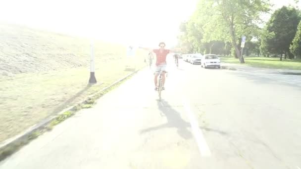 Adulti in bicicletta all'aperto — Video Stock