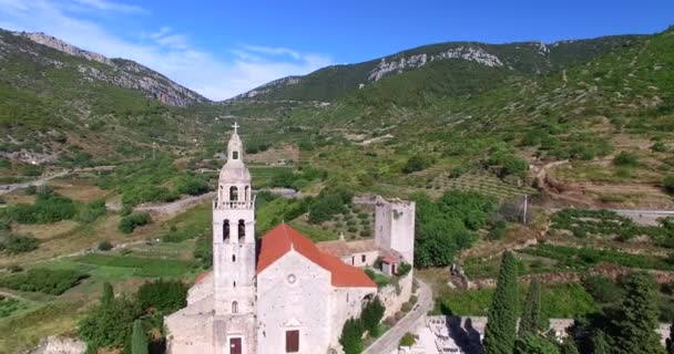 Iglesia de San Nicolás en Komiza — Vídeos de Stock