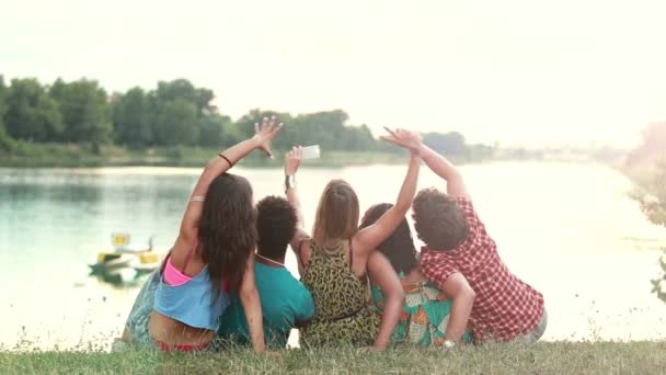 Amigos tomando selfies — Vídeos de Stock