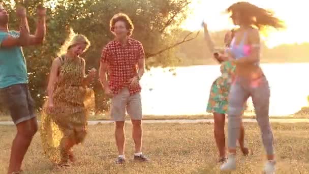 Vijf vrienden dansen bij zonsondergang — Stockvideo