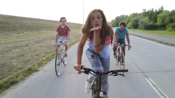 Woman sending kisses while cycling — Stock Video