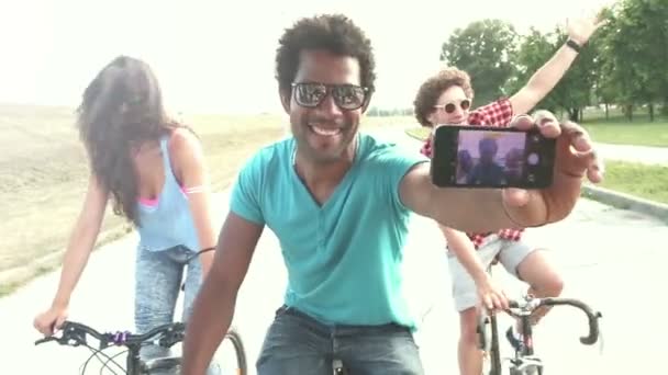 Adultos pedalar e tirar selfies — Vídeo de Stock