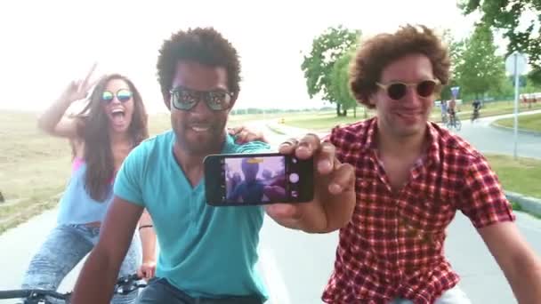 Erwachsene fahren Fahrrad und machen Selfies — Stockvideo