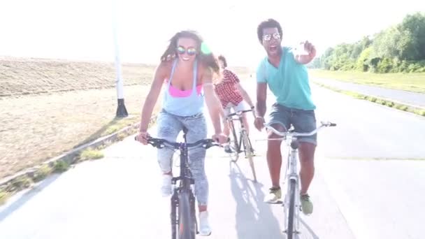 Adultos pedalar e tirar selfies — Vídeo de Stock