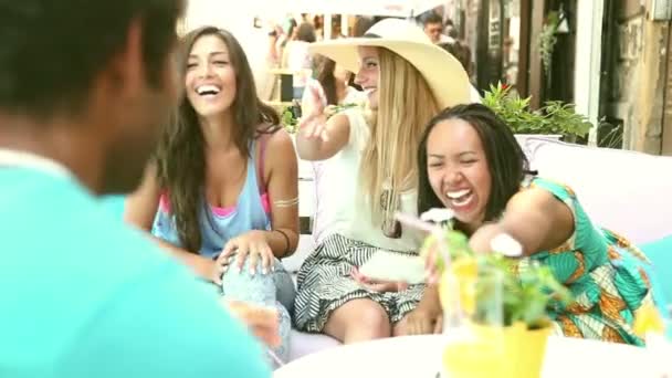 Manos del hombre tomando fotos de las mujeres — Vídeo de stock