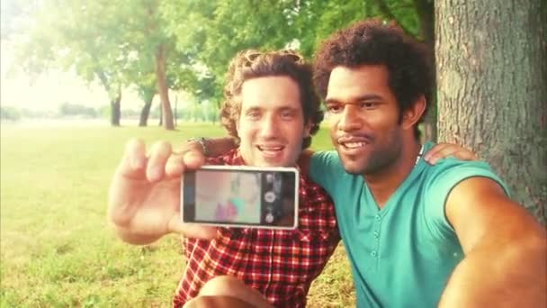 Männer machen ein Selfie — Stockvideo