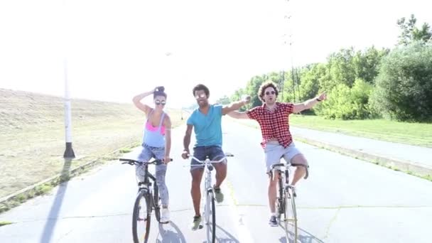 Adultos que pedalean y toman selfies — Vídeo de stock