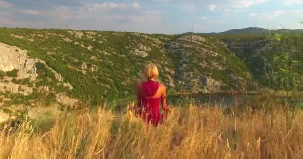 女性 Zrmanja 川で瞑想 — ストック動画