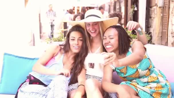 Vrouwen nemen van selfies — Stockvideo