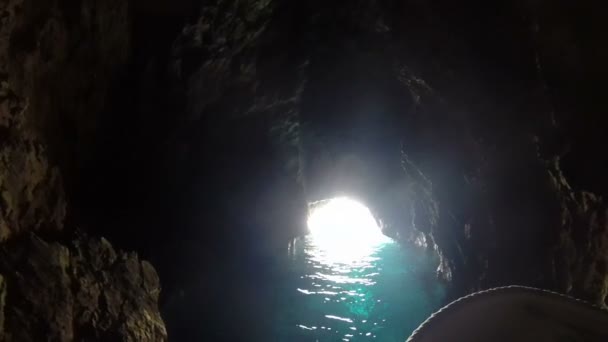 Passeio de barco em uma caverna azul — Vídeo de Stock