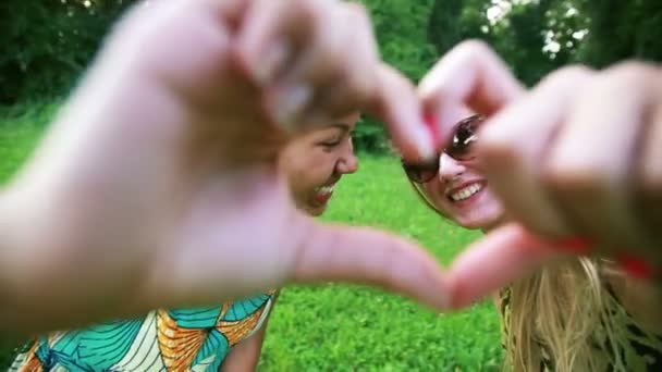 Kadınlar aşk kameraya gönderme — Stok video