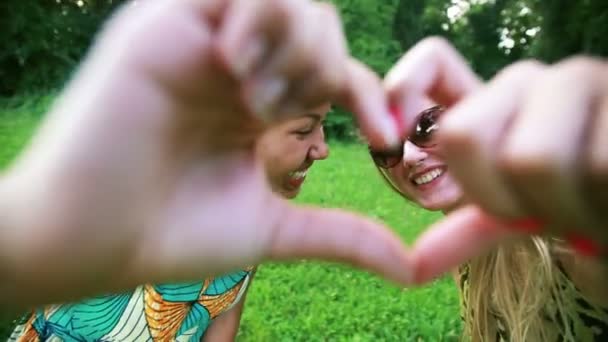 Mulheres enviando amor para a câmera — Vídeo de Stock