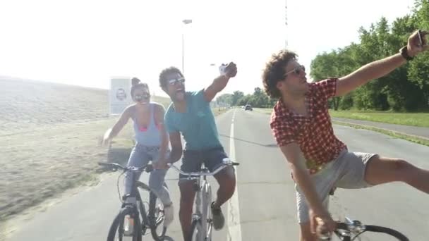 Adultos que pedalean y toman selfies — Vídeo de stock