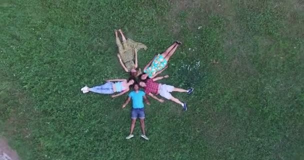 Friends forming a star shape — Stock Video