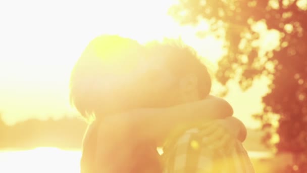 Couple embrasser au coucher du soleil — Video