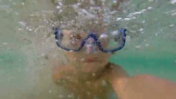 Meisje onderwater zwemmen — Stockvideo