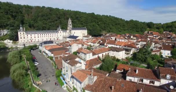 Benediktinerabtei von Brantome und Fluss — Stockvideo