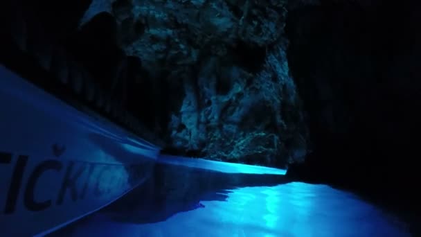Toeristen op boottocht binnen de blauwe grot — Stockvideo