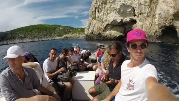 Toeristen op de boot voor de blauwe grot — Stockvideo