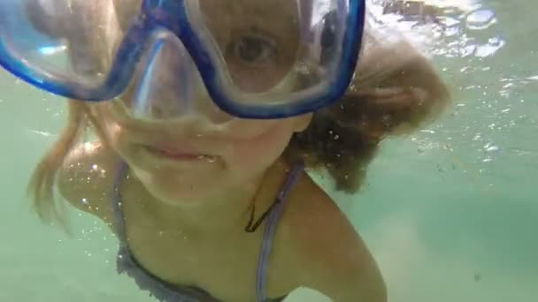 Dívka, plavání pod vodou — Stock video