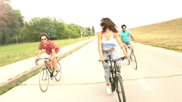 Vuxna cykling utomhus — Stockvideo