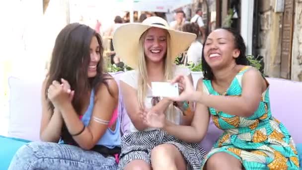 Femmes prenant des selfies — Video