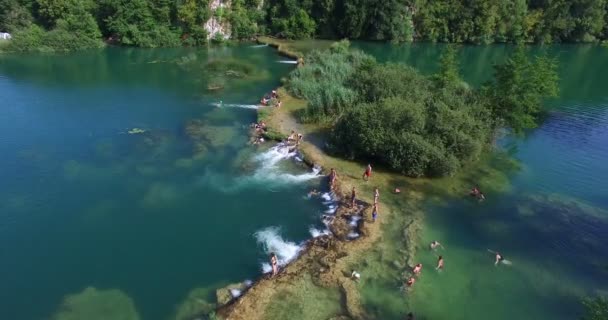 Menschen genießen sonnigen Tag am Fluss — Stockvideo