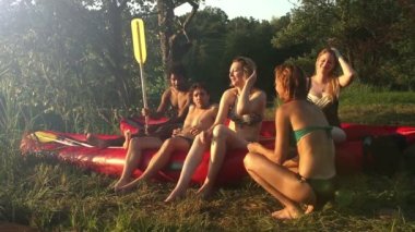 nehir kenarında oturan arkadaşlar