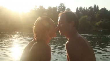Gün batımında öpüşen çift