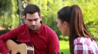 kadının adam gitar çalma sırasında şarkı